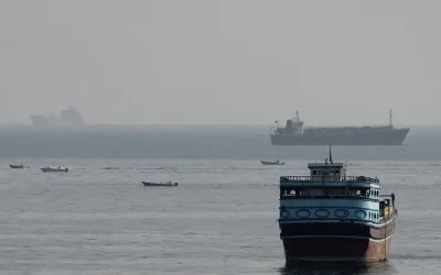 Οι ΗΠΑ ανέτρεψαν το σενάριο του πετρελαίου για το Ιράν: «Σκοτεινές» διελεύσεις τάνκερ στα Στενά του Ορμούζ