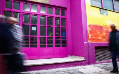 Πάνω σε αδιαφανή χρώματα οι πρίγκιπες διαβάζουν ποιήματα