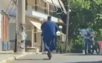 «Παπα-τρέχας»: Ιερέας «γράφει» χιλιόμετρα πάνω σε πατίνι, φορώντας ράσα