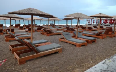 Παράνομη κατάληψη στην παραλία Άντονι Κουίν της Ρόδου με ομπρελοκαθίσματα