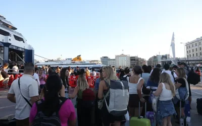 Ανατροπές στα ακτοπλοϊκά δρομολόγια: Κανονικά από Πειραιά, απαγορευτικό από Λαύριο