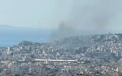 Πυρκαγιά σε εγκαταλελειμμένο κτίριο στον Πειραιά: Χωρίς ενεργές εστίες η φωτιά