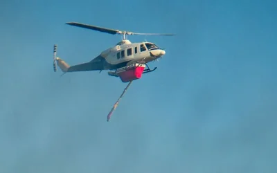 Πυρκαγιά στη Σαλαμίνα: Ισχυρές δυνάμεις επιχειρούν κοντά στον Προφήτη Ηλία
