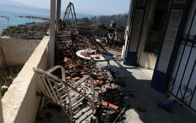 Σαλαμίνα: Ξεκινούν οι αυτοψίες στα καμένα σπίτια – Σε εξέλιξη οι έρευνες για τα αίτια της φονικής πυρκαγιάς
