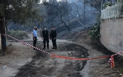 Εξετάζεται το ενδεχόμενο εμπρησμού για τη φονική φωτιά στη Σαλαμίνα