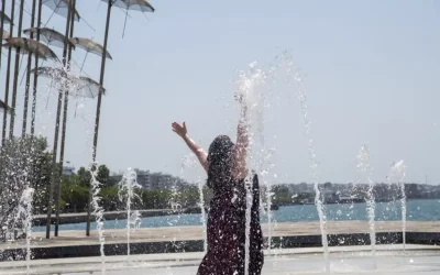 Σε κλοιό καύσωνα για μία εβδομάδα η χώρα, με αποπνικτική ατμόσφαιρα