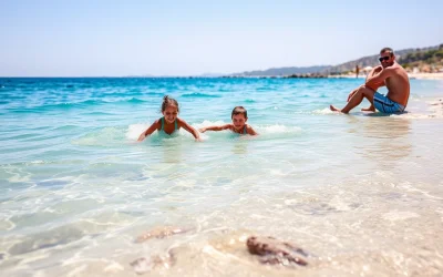 «Στη ζέστη το κολύμπι και το νερό επιβαρύνουν λιγότερο τον οργανισμό», λέει προπονητής