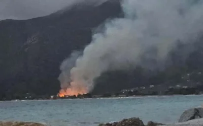 Συναγερμός στην Ψάθα: Σύγκρουση δύο πυροσβεστικών ελικοπτέρων εν ώρα επιχειρήσεων – Εντοπίστηκαν τα πληρώματα
