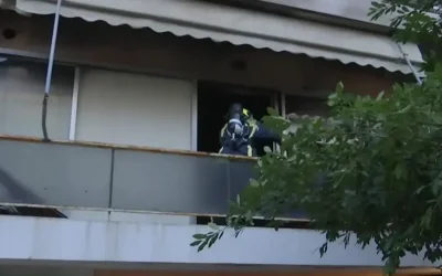 Συναγερμός τα ξημερώματα στη Νέα Σμύρνη: Στις φλόγες διαμέρισμα – Στον δρόμο έντρομοι οι ένοικοι