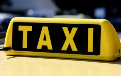 Συνελήφθη οδηγός ταξί που χρέωσε 600 ευρώ οικογένεια τουριστών με απειλή βίας