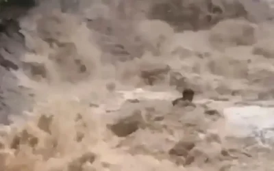 Ταϊλάνδη: Τουρίστες παρασύρθηκαν από ορμητικά νερά σε καταρράκτη, σώθηκαν την τελευταία στιγμή