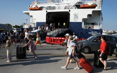 Τελευταίο κύμα εξόδου για τον Αύγουστο: 27.000 επιβάτες κάνουν σήμερα «απόβαση» στα νησιά από τα λιμάνια της Αττικής