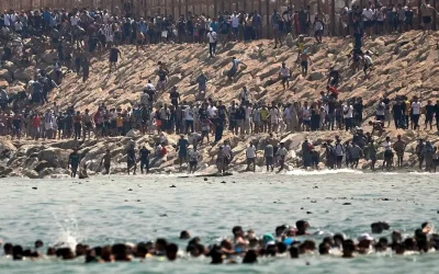 Κρίση στη Θέουτα: Πλωτό φράγμα 500 μέτρων τοποθετεί η Ισπανία – Έκτακτη σύνοδος της ΕΕ