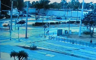 Το βίντεο ντοκουμέντο από το τροχαίο στη Βούλα: Η αναστροφή του ταξί και η σύγκρουση με τη μηχανή