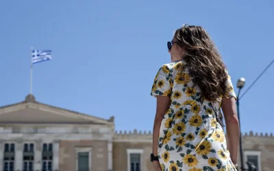 Το υψηλό κόστος στέγασης και οι χαμηλοί μισθοί κρατούν τους νέους στο πατρικό, σύμφωνα με τον ΟΟΣΑ