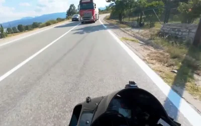 Κρίμα να πεθάνω στα 25: Ο οδηγός της μηχανής γλίτωσε από βυτιοφόρο