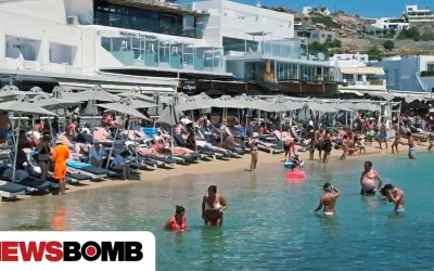 Ξαπλώστρες οριακά στη θάλασσα στον Πλατύ Γιαλό Μυκόνου, παρά τα προβλεπόμενα μέτρα