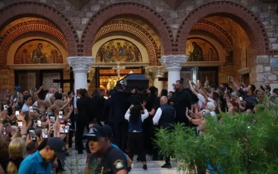 Έκκληση για σεβασμό και υπομονή στην αγρυπνία του Γιώργου Μαζωνάκη, εν μέσω αναστάτωσης