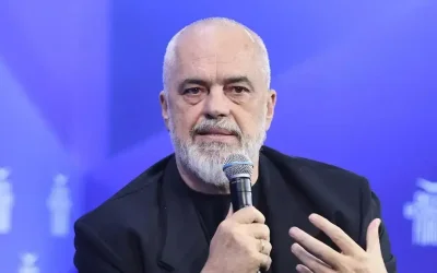 Ένταση στη Νέα Υόρκη: Διαδηλωτές πέταξαν αυγά στον Έντι Ράμα, ο πρωθυπουργός απάντησε με σκληρή γλώσσα