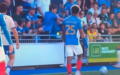 Επεισόδιο σε αγώνα της Championship: Παίκτης της Κάρντιφ έπιασε οπαδό της Πόρτσμουθ από τον λαιμό