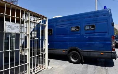 Έρευνες για άγνωστη φαρμακευτική ουσία στον Γιώργο Μαζωνάκη – Μεταγωγή των γιατρών στις φυλακές