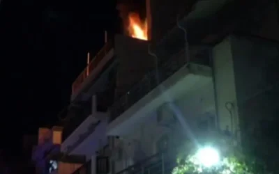 Φωτιά σε δώμα πολυκατοικίας στη Θεσσαλονίκη: Καταστράφηκε ολοσχερώς, σώοι όλοι οι ένοικοι