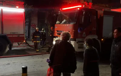 Φωτιά σε πολυκατοικία στο Γαλάτσι: Δύο άτομα στο νοσοκομείο λόγω καπνών