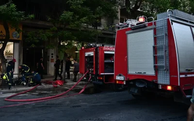 Φωτιά σε πολυκατοικία στου Ζωγράφου: Βρέθηκε μπουκάλι με βενζίνη