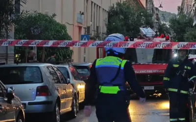 Φωτιά σε υπόγειο διαμέρισμα στο Παγκράτι μετά από έκρηξη