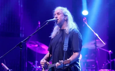 Γιάννης Χαρούλης: Το συγκινητικό αντίο στον Γιώργο Μαζωνάκη από τη σκηνή