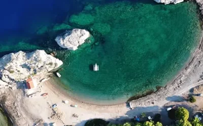 Η κρυφή παραλία σε απόσταση αναπνοής από την Αθήνα που θυμίζει εξωτικό νησί