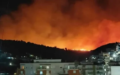 Η μεγάλη πυρκαγιά στη Χειμάρρα της Αλβανίας απειλεί κατοικημένες περιοχές