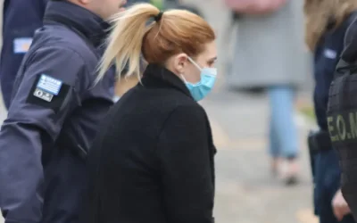 Η Ρούλα Πισπιρίγκου στο Εφετείο με μπαστούνι για τη δολοφονία της Τζωρτζίνας