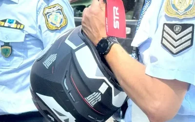 Η τροχαία Ζακύνθου μοίρασε κράνη αντί για πρόστιμα σε οδηγούς δικύκλων