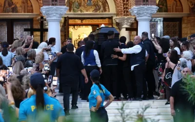 Κατέρρευσαν η μάνα και οι αδερφές του Μαζωνάκη όταν έφτασε το φέρετρο στην εκκλησία