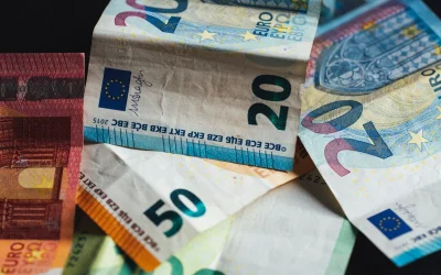 Η κυβέρνηση σχεδιάζει κατώτατο μισθό 1.000 ευρώ έως το 2028