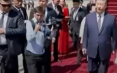 Ο φωτογράφος που πλησίασε τον Σι Τζινπίνγκ και απομακρύνθηκε από τη φρουρά του
