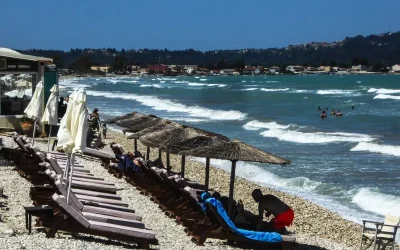 Ο καιρός το Σαββατοκύριακο: Καλοκαιρινές θερμοκρασίες και ενισχυμένοι βοριάδες