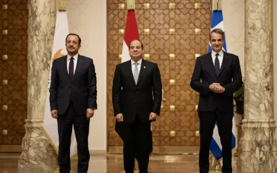 Ο πρωθυπουργός στην Αίγυπτο για τριμερή συνάντηση με αλ Σίσι και Χριστοδουλίδη