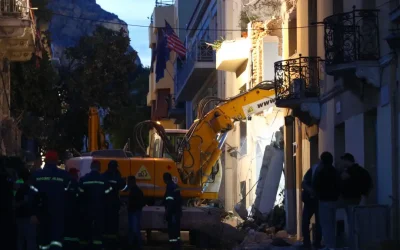 Ολονύχτιες έρευνες στην Πλάκα μετά την κατάρρευση κτιρίου: Αγωνία για τους έξι αγνοούμενους