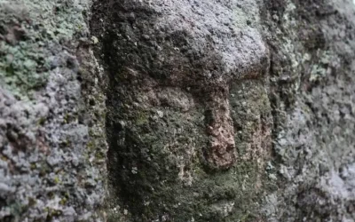 Πυροσβέστες ανακάλυψαν μυστηριώδες πρόσωπο σκαλισμένο σε βράχο στο Καζακστάν