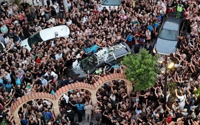 Συγκίνηση στον επικήδειο του Γιώργου Μαζωνάκη στη Νίκαια: «Γύρισε την παλιά του γειτονιά»