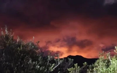 Συνεχίζει να καίει η φωτιά στο Λασίθι, ενισχύθηκαν οι δυνάμεις της πυροσβεστικής και ήχησε το 112 σε πέντε περιοχές