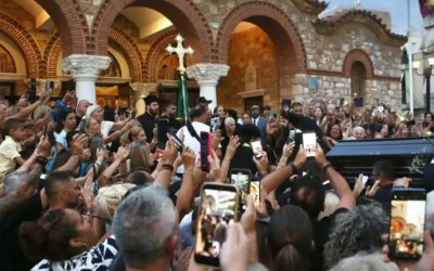 Το φαινόμενο της βιντεοσκόπησης στην κηδεία του Γιώργου Μαζωνάκη