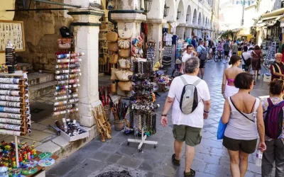 Το παράδοξο του ελληνικού τουρισμού: Περισσότεροι επισκέπτες, λιγότερα ευρώ ανά ταξιδιώτη