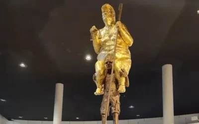 Άγαλμα του Ντόναλντ Τραμπ γυμνό και χρυσό προκαλεί συζητήσεις στο Στρασβούργο