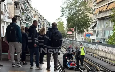 Άνδρας έπεσε από πεζογέφυρα στον ηλεκτρικό στον Άγιο Νικόλαο: Στο νοσοκομείο με σοβαρά τραύματα