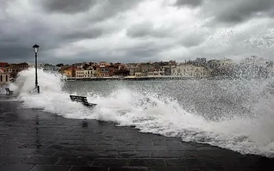 Χανιά: Λουόμενοι στην παραλία των Αγίων Αποστόλων εν μέσω κακοκαιρίας