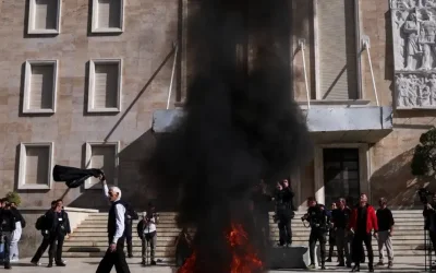 Διαδηλώσεις στην Αλβανία: Φοιτητές καίνε καθίσματα διαλόγου στα Τίρανα και συγκρούονται με την αστυνομία