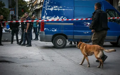 Έκρηξη στον Κολωνό: Σοβαρά ο ανθυπαστυνόμος, τα ευρήματα του εκρηκτικού μηχανισμού και οι έρευνες